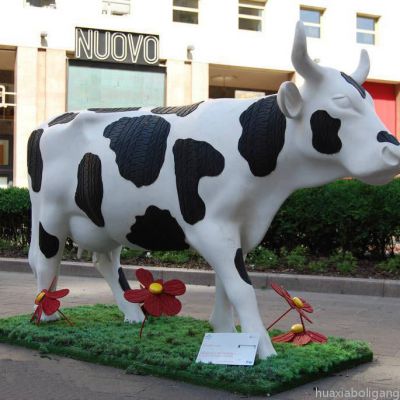 玻璃钢奶牛雕塑